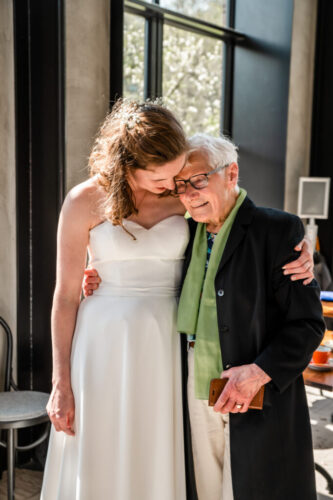 knuffel bruid en oma knuffel bruid en oma